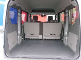 開口部が広く、荷物もスムーズに積み下ろしが可能です。シートを倒せばより広いスペースの荷室を確保できます。