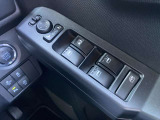 全席パワーウィンドウとなっています。運転席はオートになっているのでワンタッチ開閉することが出来ます。
