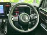 手元にスイッチが配置され、運転姿勢を大きく変えずに必要な操作へアクセスしやすい設計です。メーターも正面に見渡せる位置にあり、日々の運転を快適にサポートします。