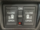 【両側パワースライドドア】両側がパワースライドドアになっており、運転席のスイッチやスマートキーでも開閉が可能です!開口部も広いので乗り降りも楽々♪