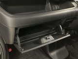 グローブボックスは余裕のある広さです!メンテナンスノートや車検証、ちょっとしたメモと筆記用具等を入れておくとあればもしもの時にも便利ですね。