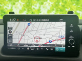 現在地周辺の道路や施設名を画面上で確認でき、目的地までのルート確認に役立ちます。地図表示に加えて縮尺や案内の操作項目も並び、必要な情報を確かめながら設定できます。