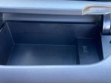 USBポートや小物入れな度もついていて便利です。