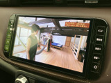 停車中には画面で映像やテレビを視聴でき、休憩時間を車内で過ごす際にも便利です。大きな画面で映像を確認しやすく、周囲に配置されたボタンから音量などを調整できる点も使いやすさにつながります。