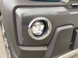 霧の中で点灯させて進行方向の路面を照らしつつ、対向車などに自分の車を知らせる事に役立つLEDフォグランプが装着されています。