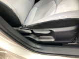 運転席シート座面は上下アジャスター付きです。お好みの位置に調整可能です。