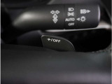 【パドルシフト】ハンドルから手を離さずに素早くシフトアップ&ダウンができるので、エンジンブレーキを使う下り坂や高速道路の合流で加速したい場面で役立ちます。