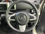 握りやすい円形の形状に、明るい色合いのアクセントを組み合わせたデザインです。運転席に座った際に自然と手を添えやすく、落ち着いてハンドル操作を行える印象です。