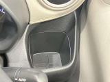 運転席のドリンクホルダーです。手のとどきやすい位置にあるので便利です