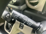 表示に沿ってワイパーの作動を選べるレバーを備え、天候に応じた操作を行いやすい仕様です。フロントとリアの表示も確認でき、雨天時などに必要な設定を手元で扱えます。