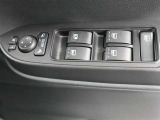 運転席のパワーウインドスイッチで全席窓の開閉・ロック操作ができます。
