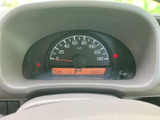 運転席正面に配置されたメーターは、速度表示と各種情報をまとめて確認しやすい構成です。文字や目盛りが見やすく、走行中も視線移動を抑えて必要な情報を把握しやすい位置にあります。