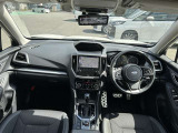 スポーティな運転席周りは革巻きステアリングやアルミ製アクセルやブレーキペダルが装備されてます