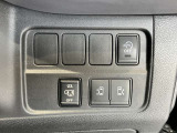 両側オートスライドドアです♪運転席のボタンやキーのボタンでも開閉できます!手荷物がいっぱいの時でも簡単にドアの開け閉めができるのでとっても便利です♪