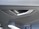 シンプルさと機能性が両立しており、ドイツ車らしい良いインテリアになっています。手の込んだ手法で静かで快適な室内を実現させています。