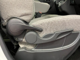 【運転席シートリフター】 体格に合わせたドライビングポジションに調整できます。