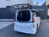 バックドアは2段階に開く事が出来て狭いところでの荷物の出し入れがとても楽になりました