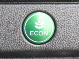 【ECONスイッチ】エンジンやエアコンといった、クルマ全体の動きを燃費優先で自動制御するECONモードに切り替えられます。空調など快適性を優先したいときは、スイッチを押してOFFにできます。