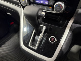 インパネシフトだから視線の移動も少なく足元もスッキリ♪運転席もゆったりしているのでゆとりを持ってドライブできますね!