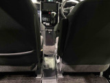 前後席間の縦移動、運転席・助手席の横移動など車内の行き来がスムーズになるフロントウォークスルーを設けています。床面には小物の置けるセンターフロアトレイ。