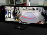 360&deg;ビューモニターでは、両サイドとフロント、バックカメラの合成で、あたかも上空から見下ろした様に周囲を確認して頂けます。駐車場だけでなく、T字路等でも活躍のアイテムです!