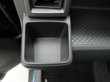 カップホルダーは運転席や助手席からちょうど手の届く位置です!!