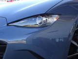 小型LEDの採用でノーズ先端を低く抑えた造形美と、フェンダーの峰に配慮されています。夜間の照射を確保しつつ運転席からの車幅感覚や見切りを高め、タイトな道での実用性を確保しやすい設計です。