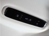 ◆後席用エアコン操作パネル◆同乗者の方もお好みの温度で快適なドライブをお楽しみいただけます。