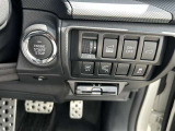 エンジンスイッチ周りには各種機能スイッチが配置されてます