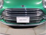 MINIのフロントグリルのデザインはイギリスで生まれた当初から、シルバーのサイドバーが折り重なった伝統的なデザインで御座います。その伝統はBMWのお車になってからでも少しずつ形を変えて守られております