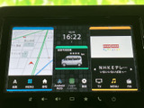 地図やオーディオ情報をまとめて確認できる画面で、必要なメニューにもアクセスしやすい構成です。毎日の移動で使う機能をひと目で把握しやすく、日常の操作をスムーズにサポートします。