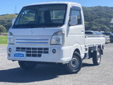 洗練されたフロントまわりと、荷台まで伸びるすっきりとしたシルエットが印象的です。明るいボディカラーが爽やかで、街中でも作業現場でも親しみやすい佇まいを見せてくれます。