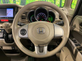 インテリアに合わせたデザインのステアリングは、運転される方のことも考え、運転しやすい形状、大きさです。是非一度、実際に触ってお確かめください。