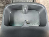 前席の足元中央に用意された、横並びで使い勝手の良いホルダーです。2名分のボトルやちょっとした小物をスマートに保持します。