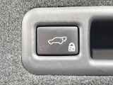 【パワーバックドア】スマートキーや運転席のボタンを押すだけでリアゲートが自動で開閉します!荷物を持っている時や、高い位置にあるバックドアを閉める際に便利な機能です♪