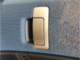 車の乗り降りの際に必ず触るドアハンドルです。使用感が気になる方はお気軽にお申し付けくださいませ。