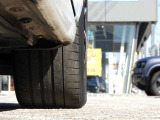 【右前タイヤ状態】 タイヤにつきましては車検対応状態に満たない場合、弊社にて交換して納車させていただきますのでご安心下さい。