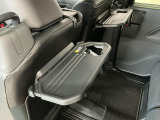 【格納式シートバックテーブル】車内でのお食事などで活躍♪カップホルダーも備えています。