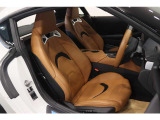 【運転席】ブラウン/ブラック基調のインテリアに本革シート(一部合皮※メーカー基準)。パワーシートでお好みの位置に座席を設定可能です。シートヒーター・社外フロアマット付です。