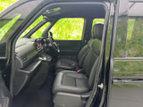 前席は視界が広く、運転席と助手席の間には手の届きやすい操作部がまとまっています。シートに腰掛けたときの落ち着きある雰囲気も魅力で、毎日の移動を快適に支えます。