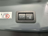 電動式バックドアです。 荷物を持ったままでもボタン一つで自動的に開け閉めできるので便利ですよ。 挟み込み防止機能も付いていますのでお子様の手や荷物を挟み込むのを防いでくれますよ。