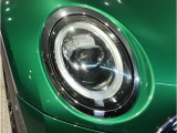 このヘッドライトは、赤ちゃんの可愛らしい目をモチーフしたものです。一方で、クロスオーバーのヘッドライトは、北欧の女性の切れ長の目をイメージしてデザインされています。