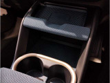 【置き型充電器】置き型充電に対応しております。お持ちの携帯電話が置き型充電器対応でしたら、充電コードの必要なく、すっきりとした車内のまま携帯の充電が可能です。