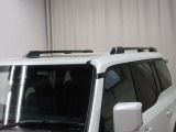 ルーフレール付き。車内に積みきれない荷物を車外に積載することができて便利です。キャンプやスノボで重宝しますね♪見た目もスタイリッシュでかっこいいですよ!
