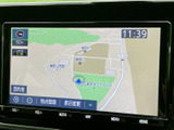 地図画面には現在地周辺の道路や施設が表示され、目的地設定や表示変更の項目も確認できます。行き先を調べたいときに役立ち、日常のお出かけをサポートします。