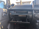 書類や小物を整理して収納できるグローブボックス。車内の空間をすっきりと保つのに役立ちます。