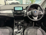 コックピットは、BMWらしくセンター・コンソールがドライバーに向けて傾けられた設計になっています。