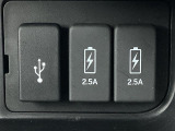 USBチャージャー付きで、スマホなどの充電が手軽に行えます。日常使いにうれしい装備です。