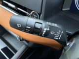 レバー上の表示で各種設定を確認しやすく、運転席から手を伸ばしやすい位置に備わります。視線を前方に向けたまま使いやすい配置で、天候の変化に合わせた操作をサポートします。