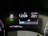 ディスプレイには、平均燃費、外気温、航続可能距離などの情報が表示されます。